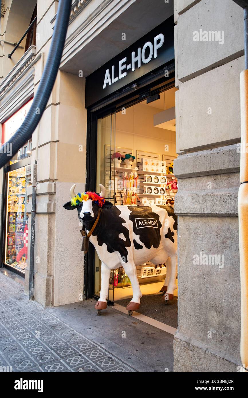 Hell und fröhlich, eine Kuh in einem Regenbogenkranz im Ale-Hop Shop. LGBT-Akzent. Barcelona Spanien 29.06.2025 Stockfoto