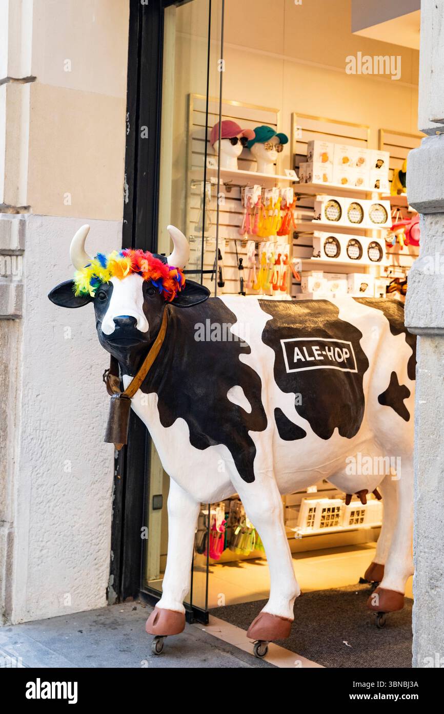Kreatives Schaufenster, eine Kuh in LGBT-Farben am Eingang eines Souvenirshops Barcelona Spanien 29.06.2025 Stockfoto