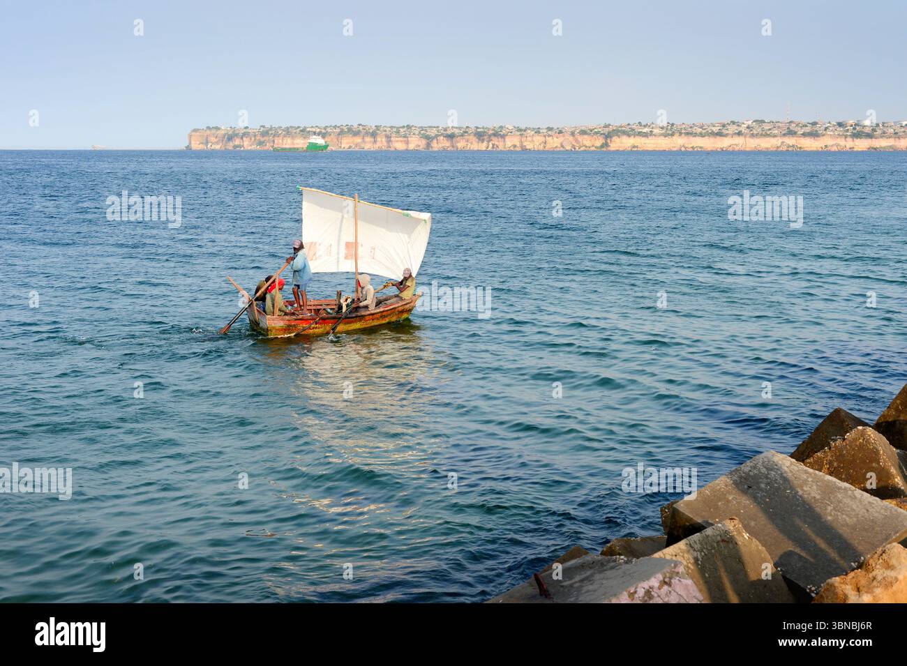LUANDA, ANGOLA - 3. Februar 2025: Menschen auf einem Segelboot in der Nähe von Ilha de Luanda. Luanda, Angola Stockfoto