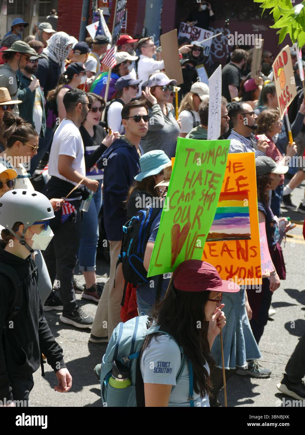 SEATTLE – 14. Juni 2025 – Demonstranten marschieren gegen politische Diskriminierung, mit Regenbogenflaggen und Gleichstellungszeichen während der städtischen LGBTQ+ Stolz ral Stockfoto