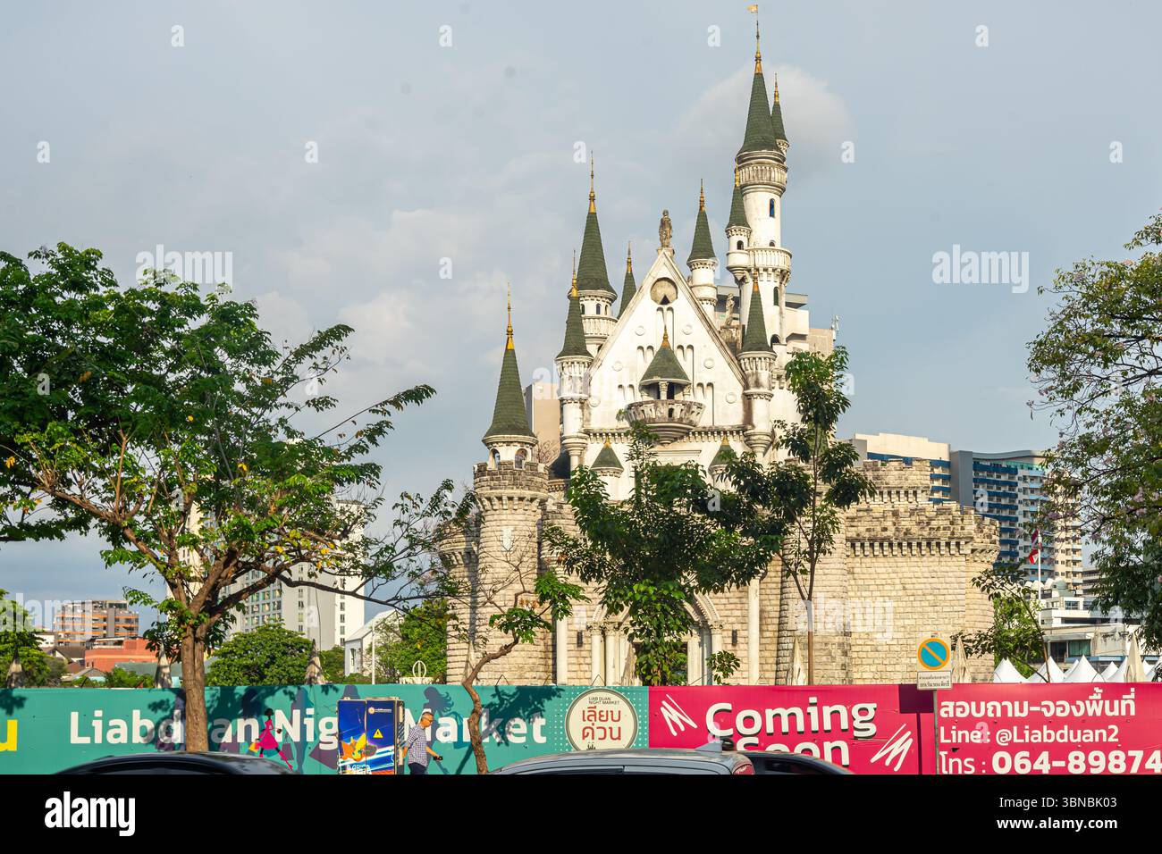 Bau einer magischen Burg am Liab Duan Dan Neramit Market, Bangkok, Thailand. Früher Dan Neramit, Magic Land Stockfoto