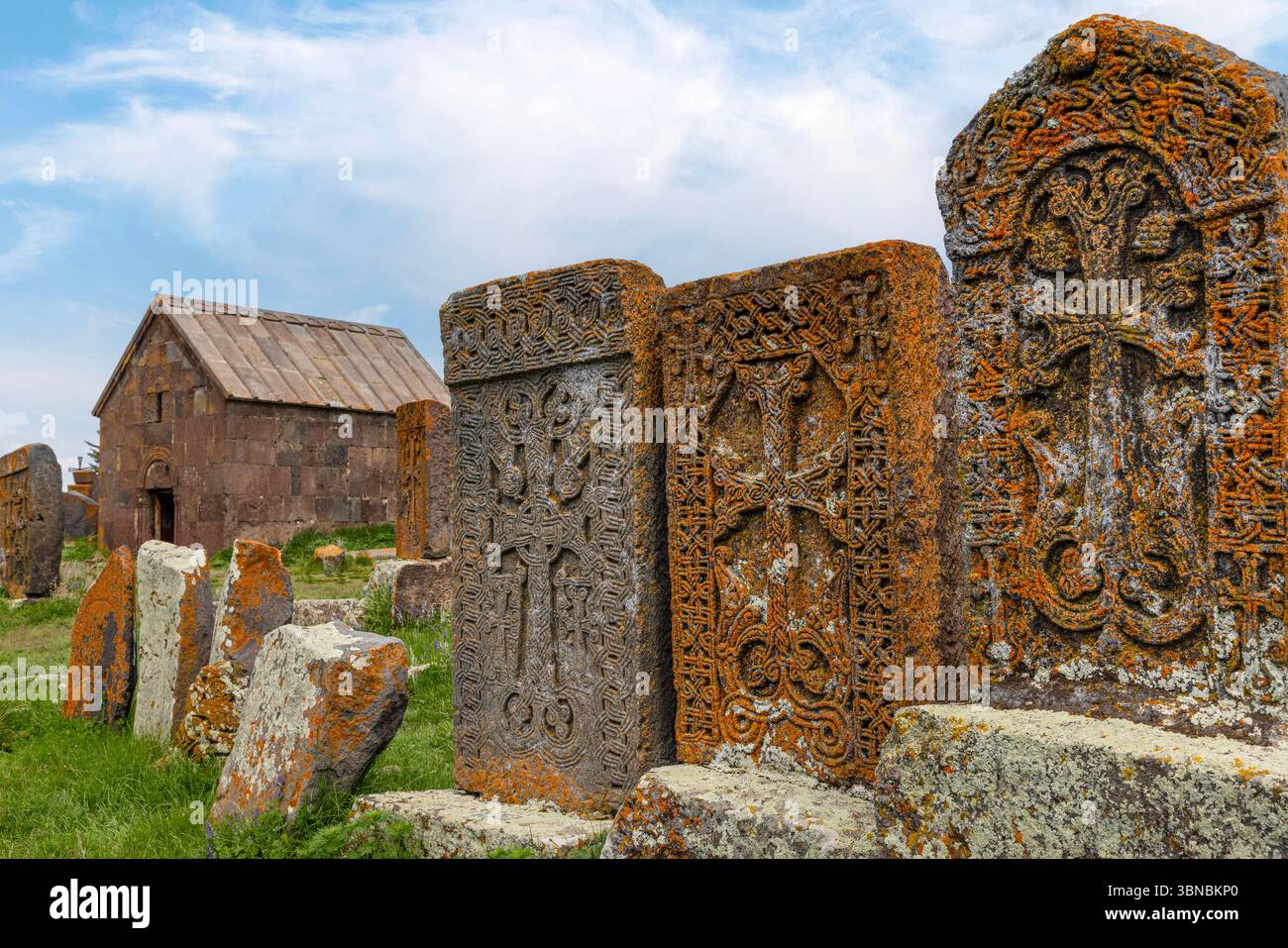 Noratus ist der größte erhaltene historische Friedhof in Armenien, berühmt für seine riesige Sammlung mittelalterlicher Khachkars (Kreuzsteine), einige datieren auf Th Stockfoto