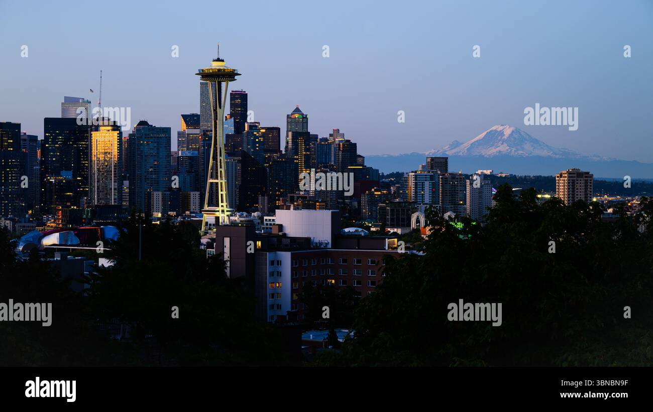 Die Dämmerung beginnt, den Vulkan Seattle und Mount Rainier zu beleuchten Stockfoto