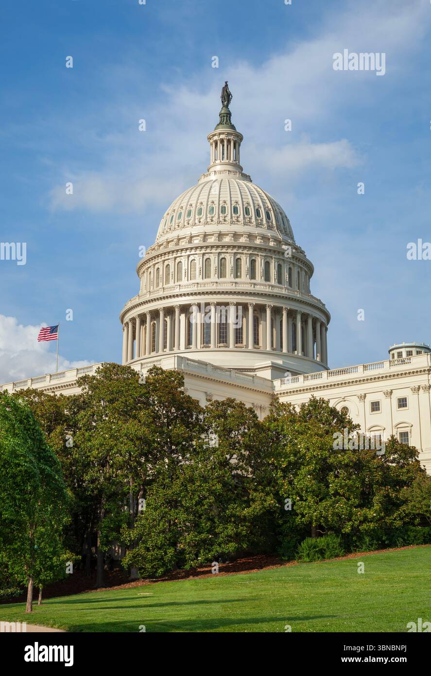 Kapitolgebäude und Kuppel der Vereinigten Staaten von Südwesten an einem schönen Frühlingstag Stockfoto