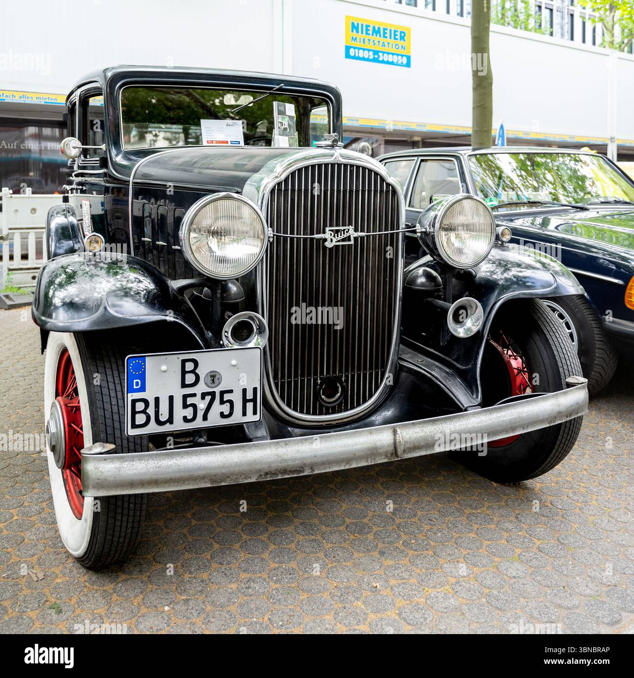 BERLIN - 10. MAI 2025: Oldtimer des amerikanischen Luxusautos Buick Super Series 50, 1932 auf der Straße. Classic Days Berlin. Stockfoto