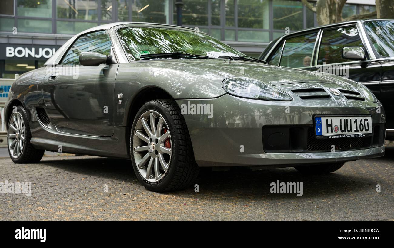 BERLIN - 10. MAI 2025: Britischer Kompaktsportwagen MG TF 160 auf den Classic Days Berlin Stockfoto