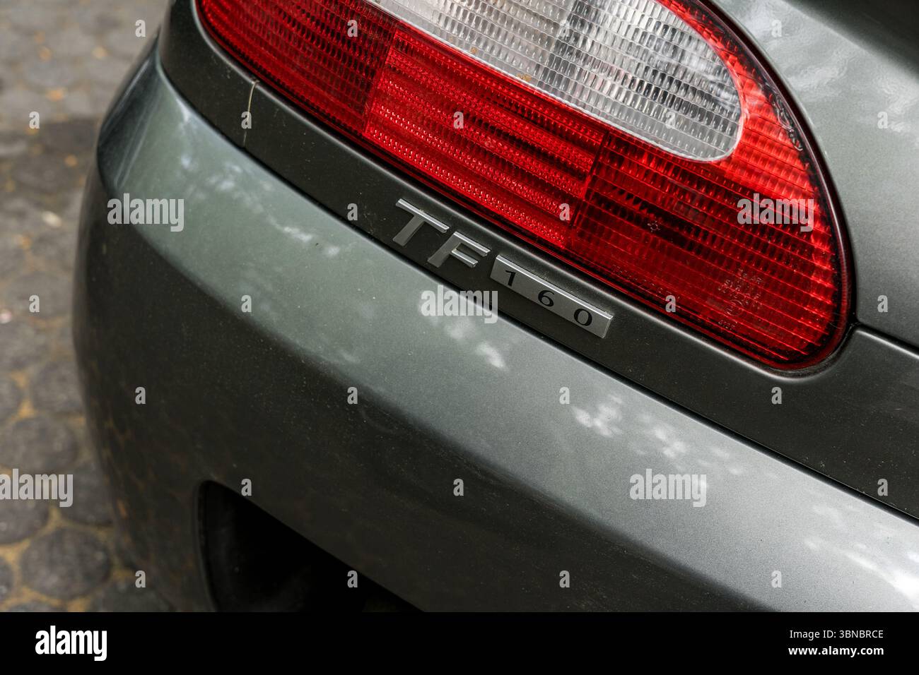 BERLIN - 10. MAI 2025: Nahaufnahme der Heckleuchten des britischen Sportwagens MG TF 160 (2000er Jahre) bei den Classic Days Berlin. Stockfoto