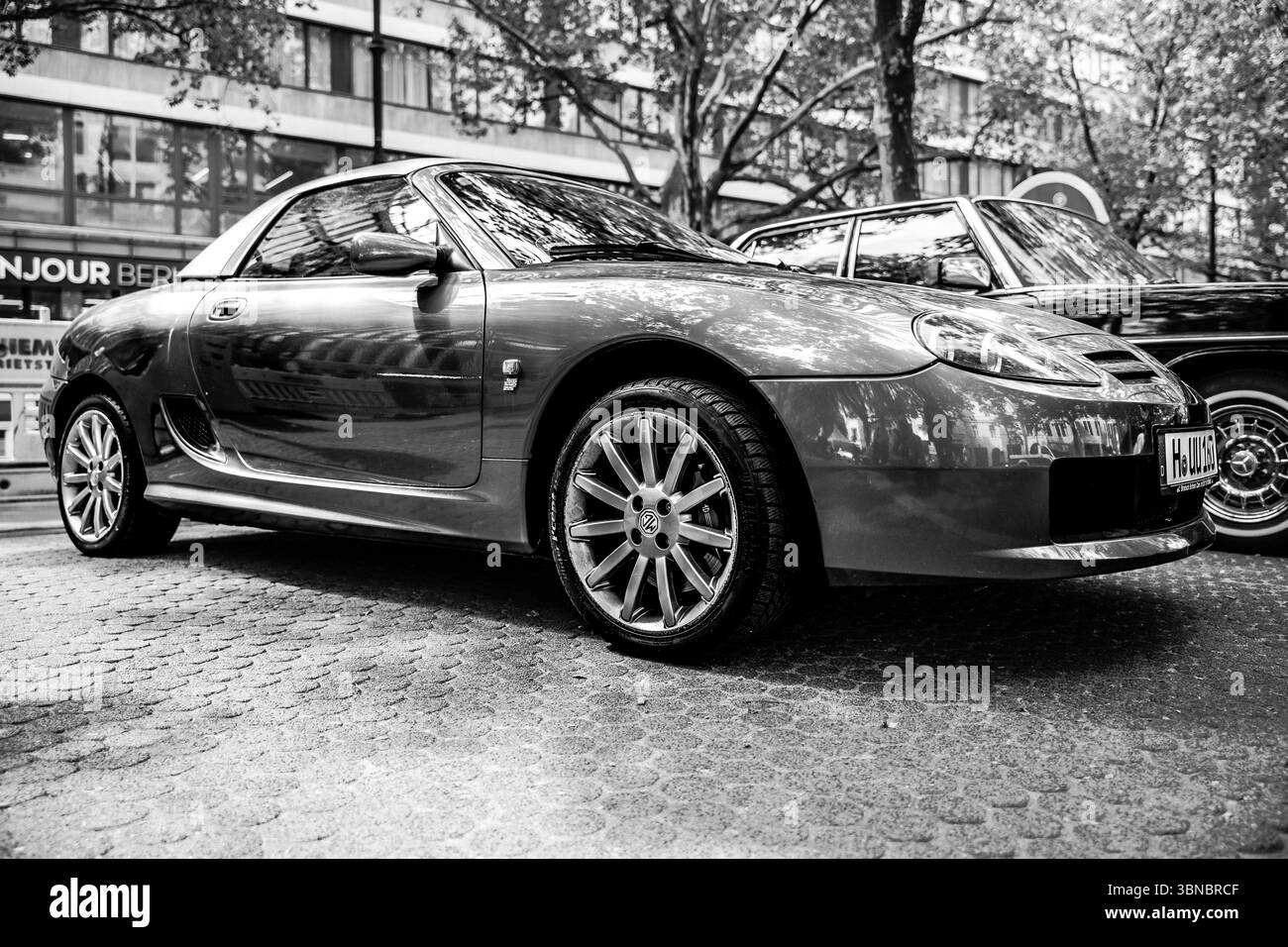 BERLIN - 10. MAI 2025: Britischer Kompaktsportwagen MG TF 160 auf den Classic Days Berlin. Schwarz-weiß. Stockfoto