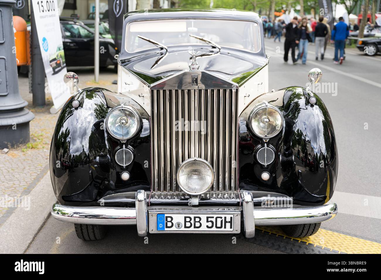 BERLIN - 10. MAI 2025: Rolls-Royce Silver Wraith (1950) bei den Classic Days Berlin. Nachkriegs-britische Luxuslimousine in makellosem Zustand. Stockfoto