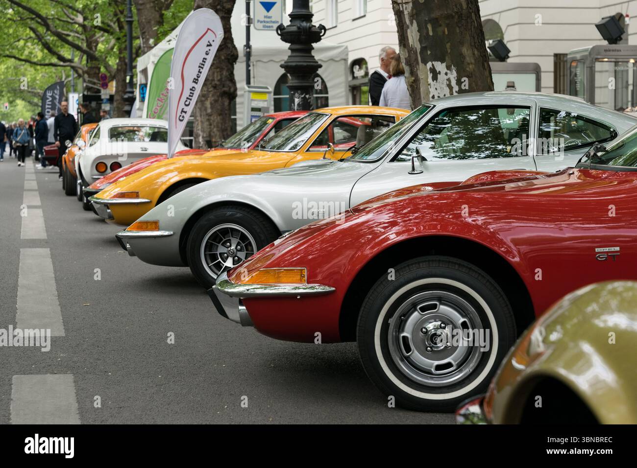 BERLIN - 10. MAI 2025: Reihe der Opel GT-Klassiker (1968–1973) bei den Berlin Classic Days. Deutsche Sportcoupés in Ausbildung. Stockfoto