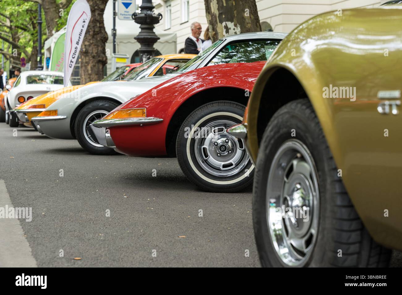 BERLIN - 10. MAI 2025: Reihe der Opel GT-Klassiker (1968–1973) bei den Berlin Classic Days. Deutsche Sportcoupés in Ausbildung. Konzentrieren Sie sich auf die Mitte. Stockfoto