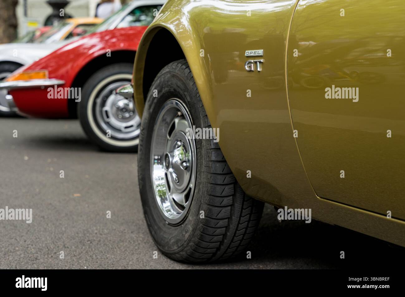 BERLIN - 10. MAI 2025: Reihe der Opel GT-Klassiker (1968–1973) bei den Berlin Classic Days. Deutsche Sportcoupés in Ausbildung. Konzentrieren Sie sich auf den Vordergrund. Stockfoto