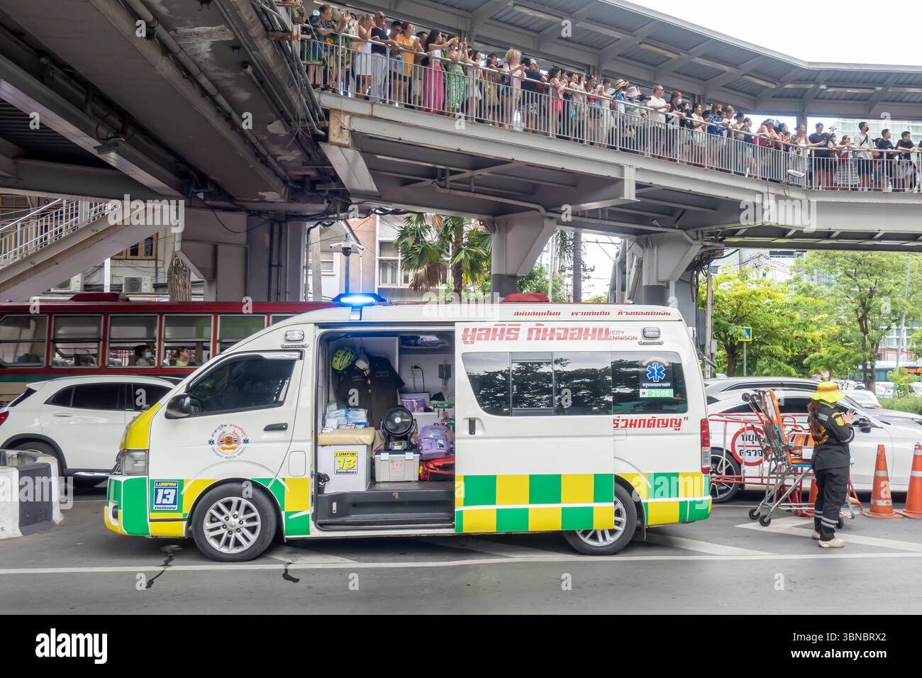 Krankenwagen und medizinisches Personal auf der Straße, Bangkok, Thailand Stockfoto