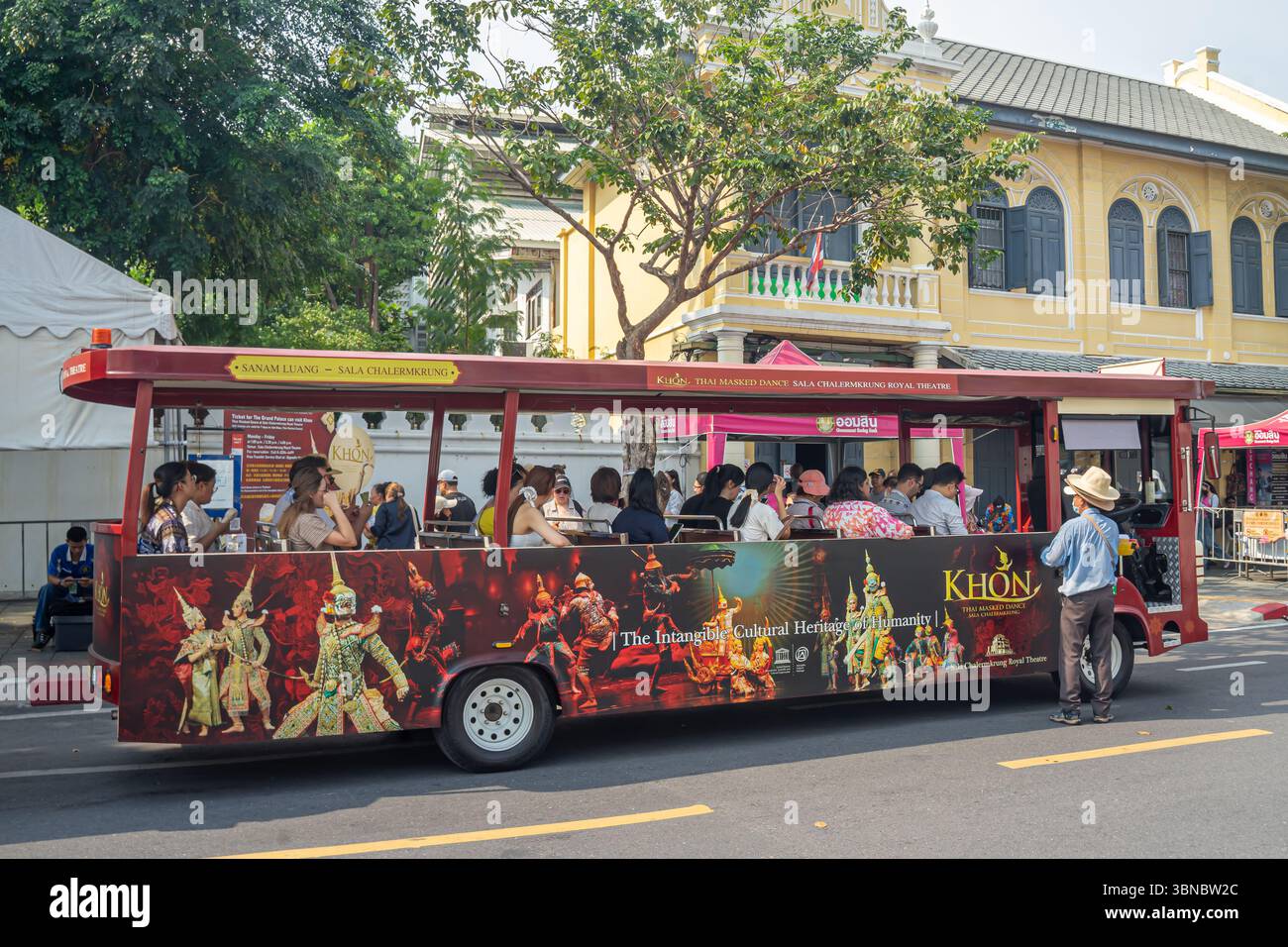 Sala Chalermkrung Royal Theatre Maskenvorführung auf einem Tourbus in bangkok, Thailand Stockfoto