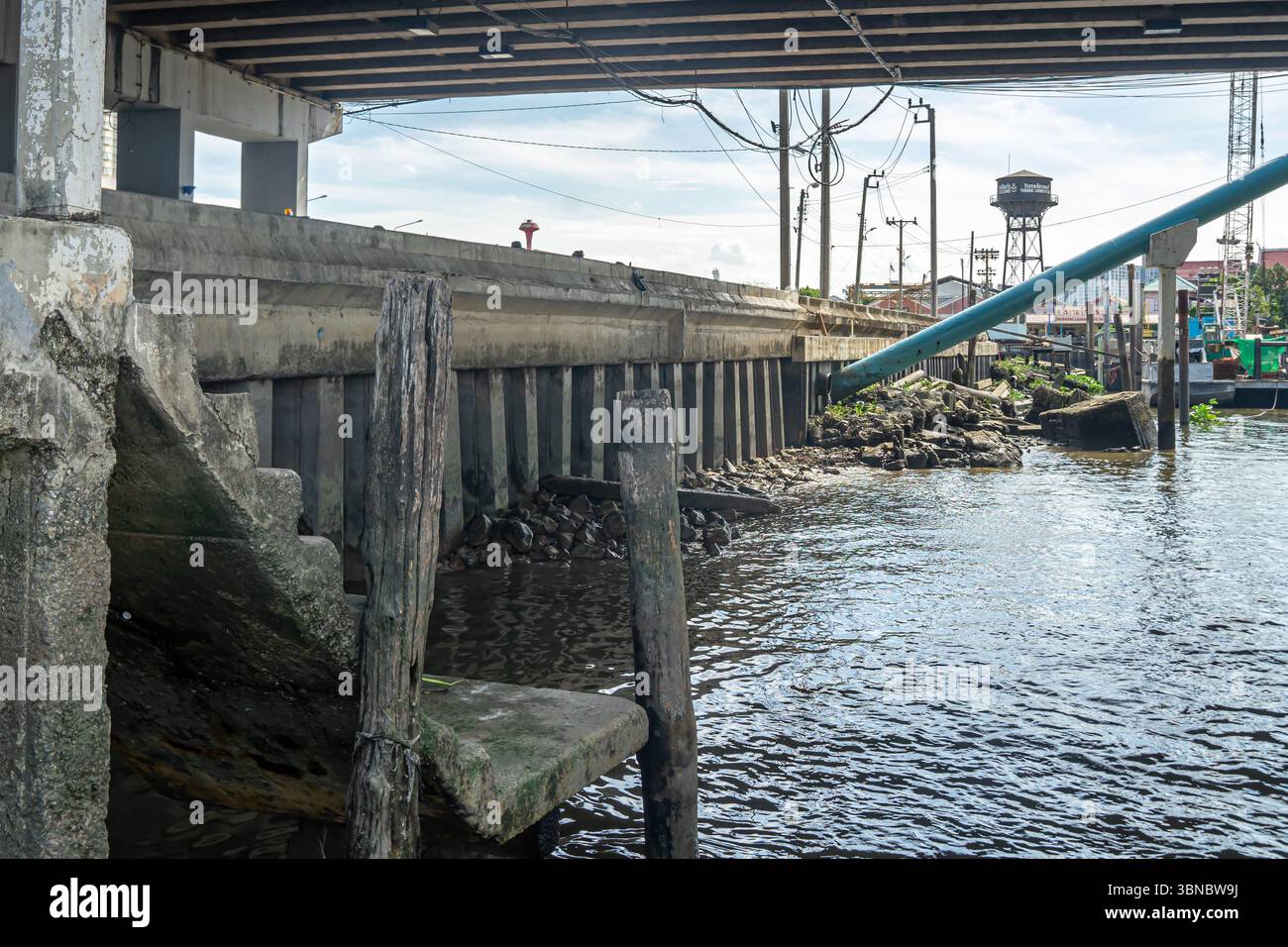 Eine Brücke über ein Gewässer, unter der Brücke, Infrastruktur, Bangkok Noi, Thailand Stockfoto