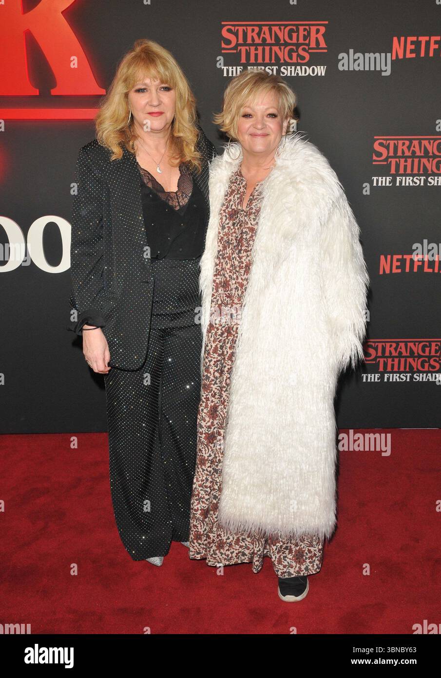 Sonia Friedman und Maria Friedman spielen am Donnerstag, den 14. Dezember 2023 in London, England, Großbritannien, die Pressemeldung im Phoenix Theatre, Charing Cross Road. CAP/CAN ©CAN/Capital Pictures Stockfoto