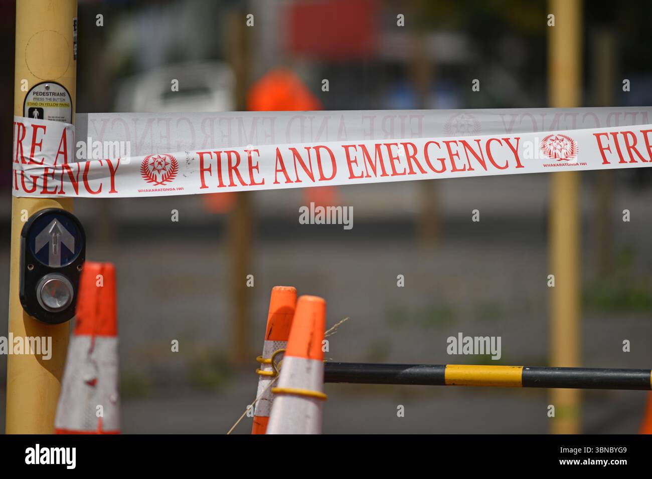 Christchurch, NEUSEELAND, 15. FEBRUAR 2025: Rot-weißes Feuer- und Notfallband auf einer Straßenkreuzung Stockfoto