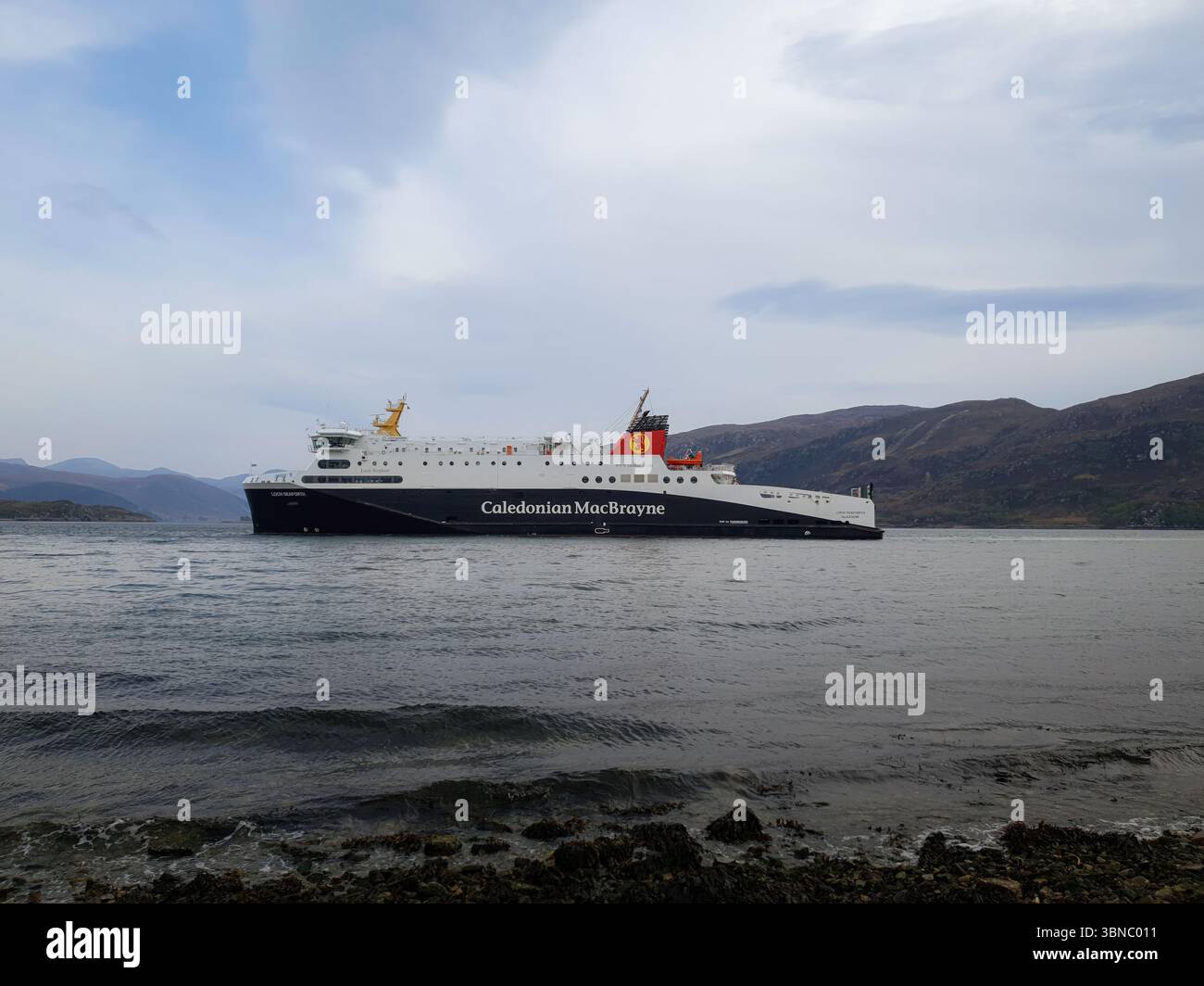 DIE MV Loch Seaforth (schottisch-gälisch: Loch Sìophort) ist eine Fähre, die von Caledonian MacBrayne zwischen Stornoway und Ullapool betrieben wird. Stockfoto