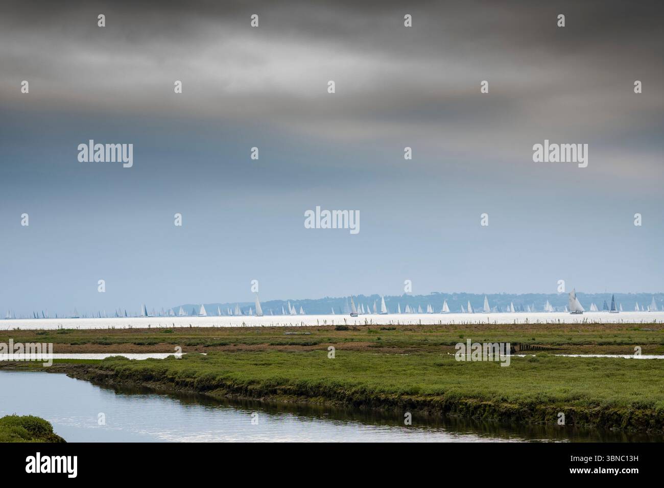 Das jährliche Round the Island Race, das vom Island Sailing Club organisiert wird und von Cowes aus startet, lockt tausend oder mehr Yachten in Wettkämpfen gegen Frauen an Stockfoto