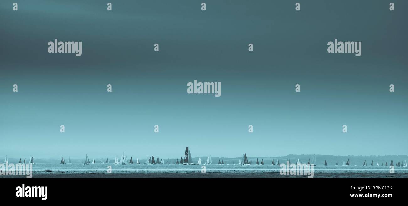 Das jährliche Round the Island Race, das vom Island Sailing Club organisiert wird und von Cowes aus startet, lockt tausend oder mehr Yachten in Wettkämpfen gegen Frauen an Stockfoto