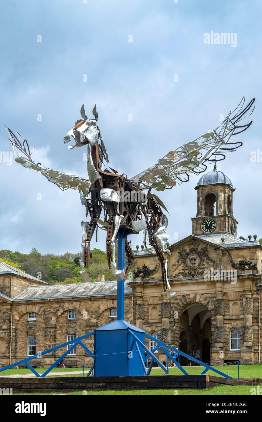 Ausstellung mit geflügelten Pferden in Skulpturen auf dem Gelände des Chatsworth House, einem Herrenhaus der Klasse I im beliebten Peak District in Derbyshire, Großbritannien Stockfoto