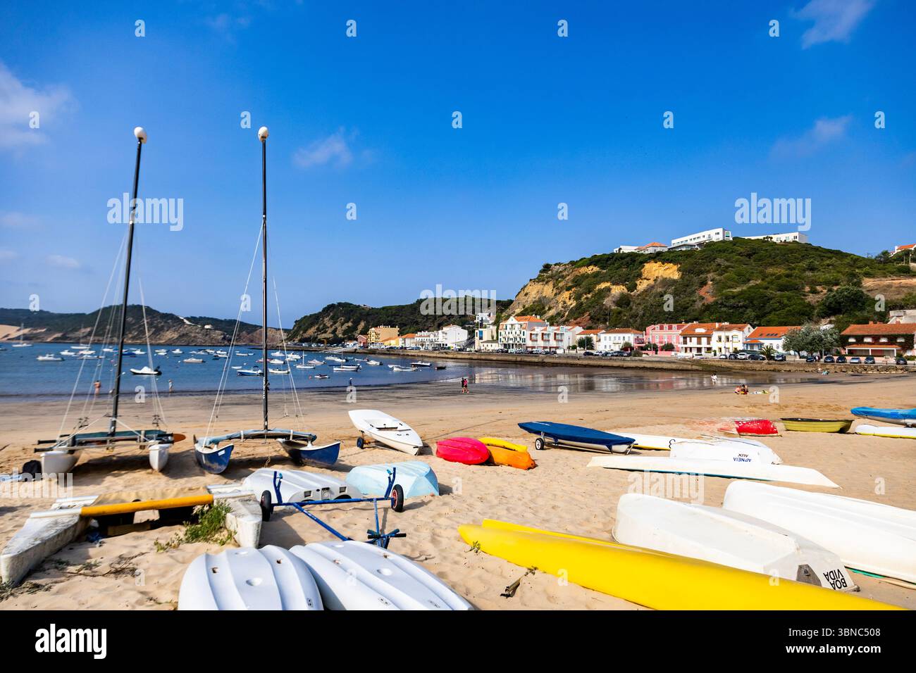 Blick auf den ruhigen Strand der Bucht von Sao Martinho do Porto, Portugal Stockfoto