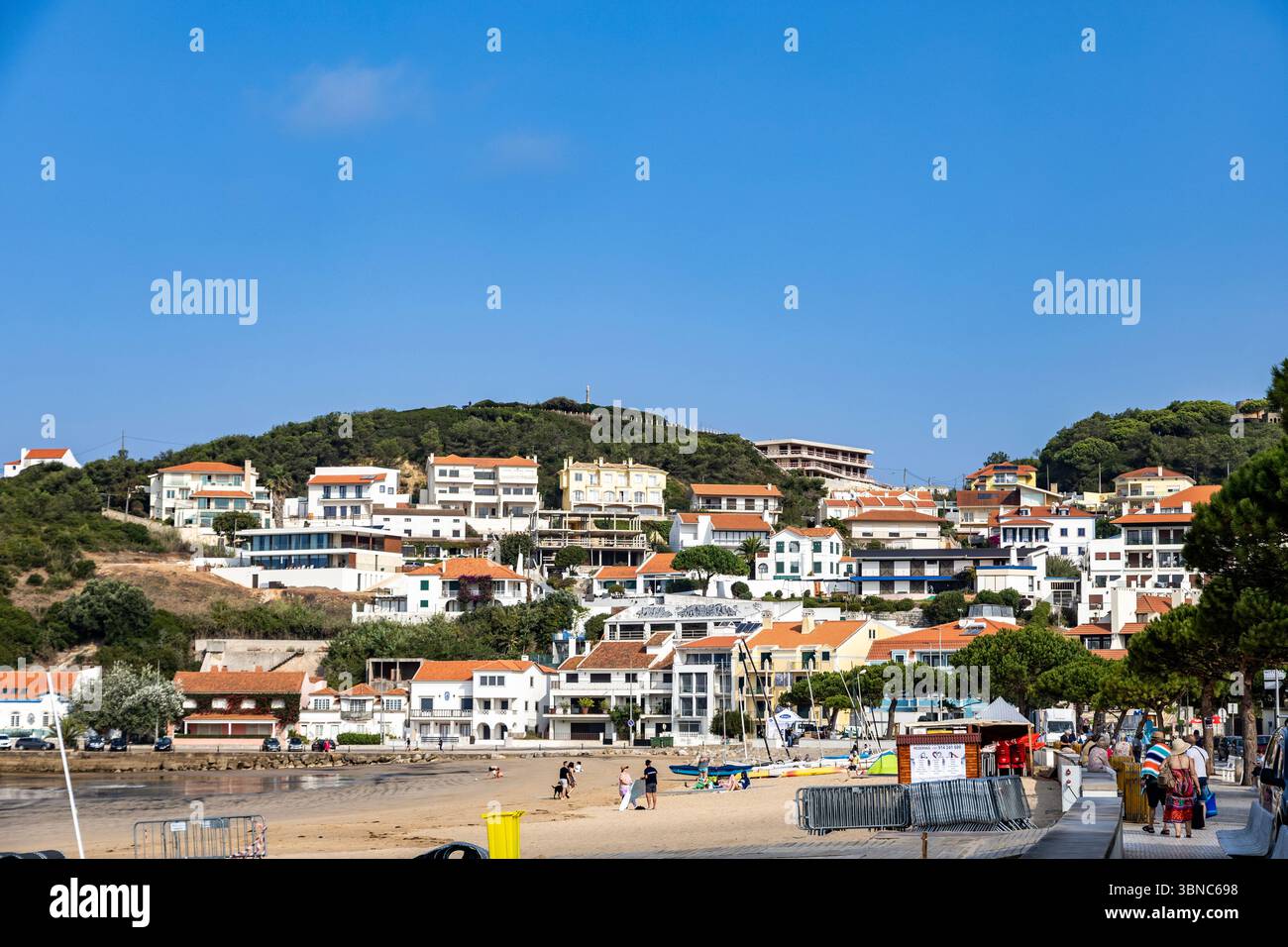 Teilweiser Blick über die Stadt Sao Martinho do Porto, Portugal, verteilt auf die umliegenden Hügel entlang der gleichnamigen Bucht Stockfoto