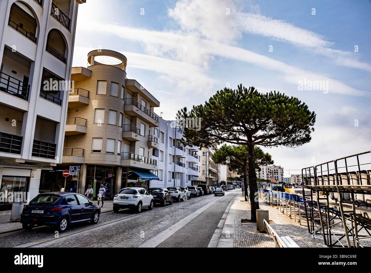 Teilweiser Blick über die Stadt Sao Martinho do Porto, Portugal, verteilt auf die umliegenden Hügel entlang der gleichnamigen Bucht Stockfoto