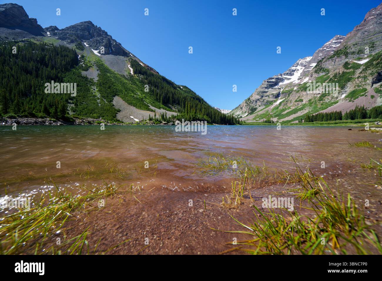 Blick auf den Crater Lake im Maroon Bells White River National Forest in Colorado nahe Aspen Stockfoto