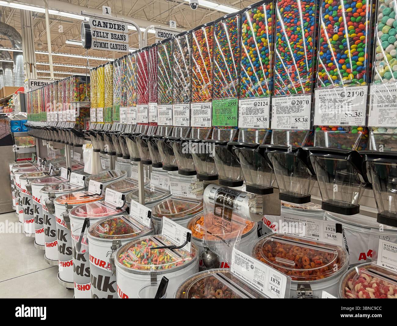 Federal Way WA USA, 24. Mai 2025 – Eine farbenfrohe und lebendige Vitrine mit verschiedenen Süßigkeiten und redaktionellen Inhalten Stockfoto