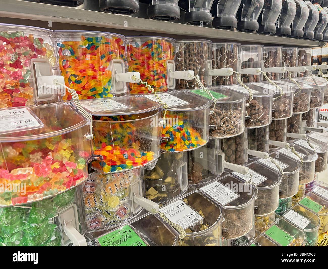 Federal Way WA USA, 24. Mai 2025 – Eine farbenfrohe und lebendige Vitrine mit verschiedenen Süßigkeiten und redaktionellen Inhalten Stockfoto