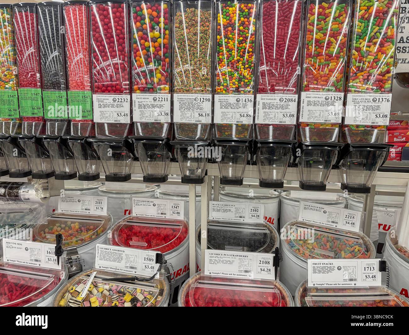 Federal Way WA USA, 24. Mai 2025 – Eine farbenfrohe und lebendige Vitrine mit verschiedenen Süßigkeiten und redaktionellen Inhalten Stockfoto