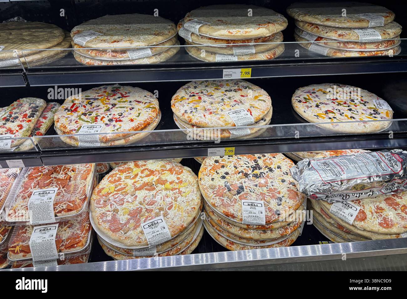 Federal Way WA USA, 24. Mai 2025 – Eine farbenfrohe und lebendige Vitrine mit verschiedenen Süßigkeiten und redaktionellen Inhalten Stockfoto