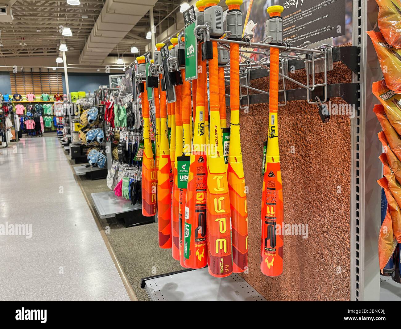 Federal Way WA USA, 27. Mai 2025 - Vitrinen mit Sportartikeln für alle Sportarten in einem großen Supermarkt Stockfoto