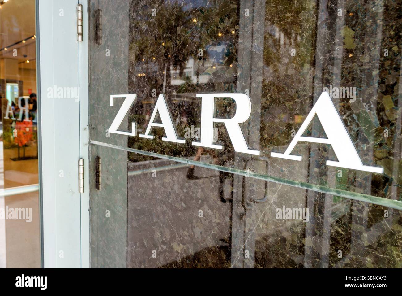 Miami Beach Florida, Lincoln Road Fußgängerzone Einkaufszentrum, Zara Fast Fashion Kleidung Accessoires, Außentür Außeneingang Glastür, weißes Zara Logo Stockfoto