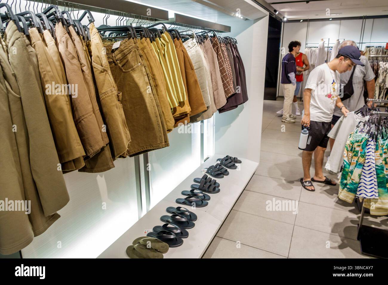 Miami Beach Florida, Lincoln Road Fußgängerzone Einkaufszentrum, Zara schnelle Mode Kleidung Accessoires, innen innen, Erwachsene Männer männlich Hispanic Latino shoppe Stockfoto