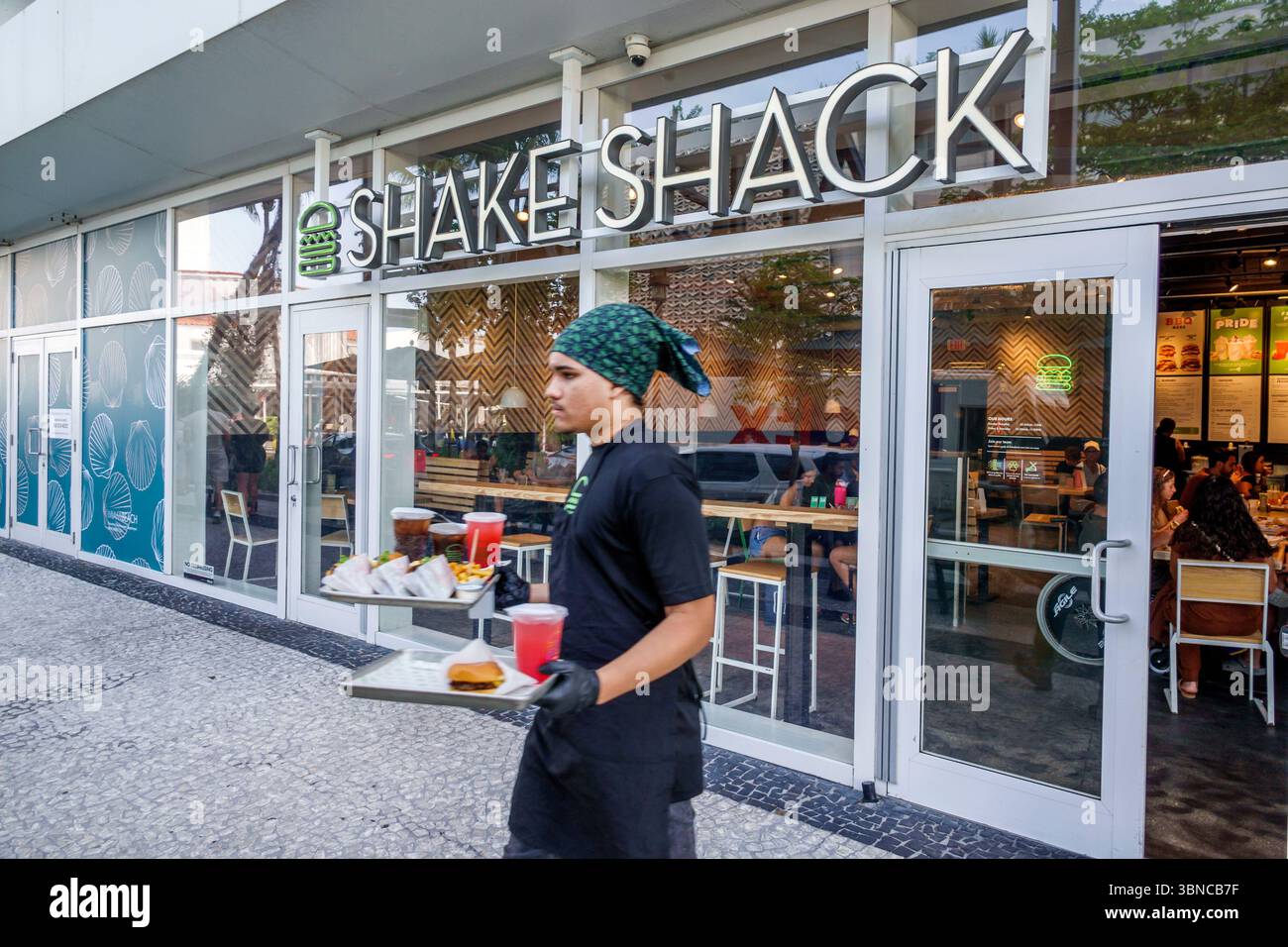 Miami Beach Florida, Lincoln Road Fußgängerzone Einkaufszentrum, Shake Shack Restaurant, zwangloses Dining Burger Pommes Frites Fast Food Kette, Außenfassade Stockfoto