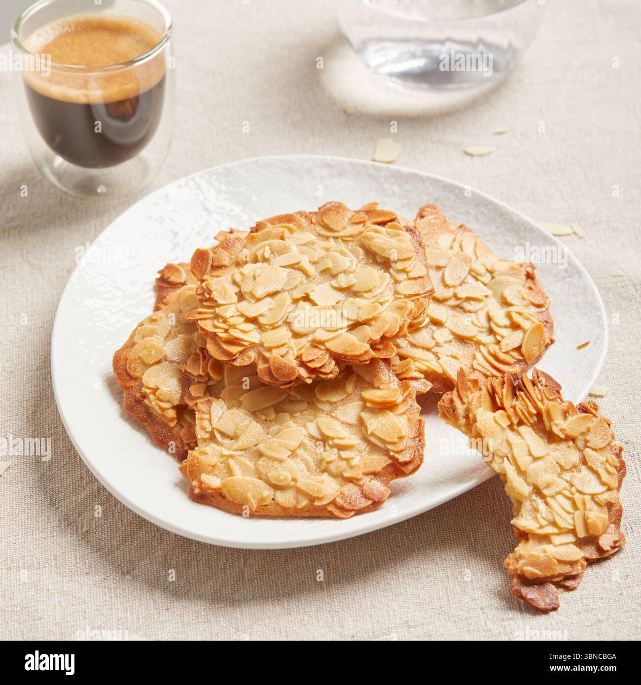 Delikater veganer Dessert Tuile (hippe) – ein knuspriger und eleganter süßer Kaffee, serviert mit einem kleinen Espresso, perfekt als leichtes Finale für Menüs oder Kaffeepausen. Stockfoto