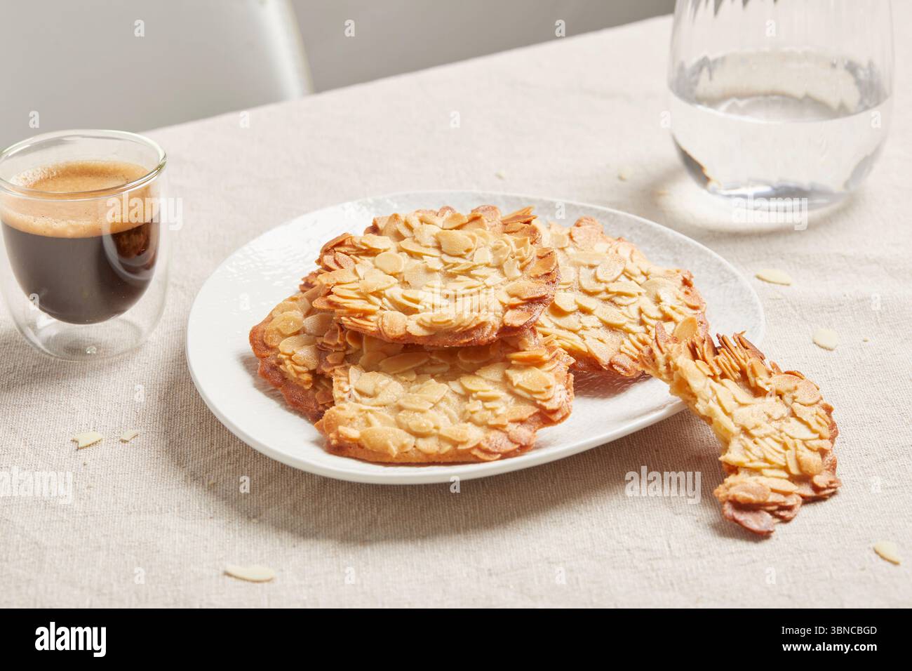 Delikater veganer Dessert Tuile (hippe) – ein knuspriger und eleganter süßer Kaffee, serviert mit einem kleinen Espresso, perfekt als leichtes Finale für Menüs oder Kaffeepausen. Stockfoto