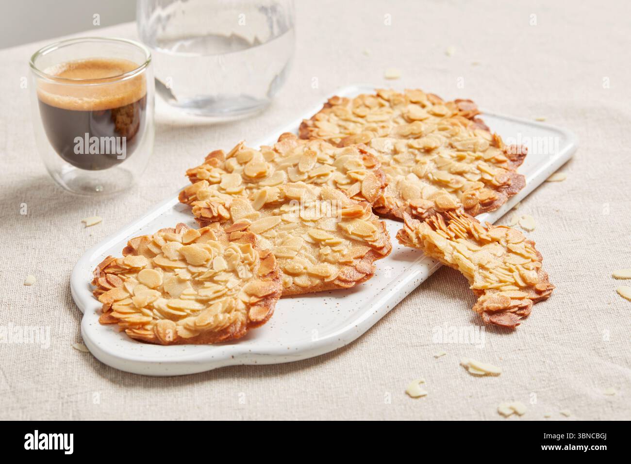 Delikater veganer Dessert Tuile (hippe) – ein knuspriger und eleganter süßer Kaffee, serviert mit einem kleinen Espresso, perfekt als leichtes Finale für Menüs oder Kaffeepausen. Stockfoto