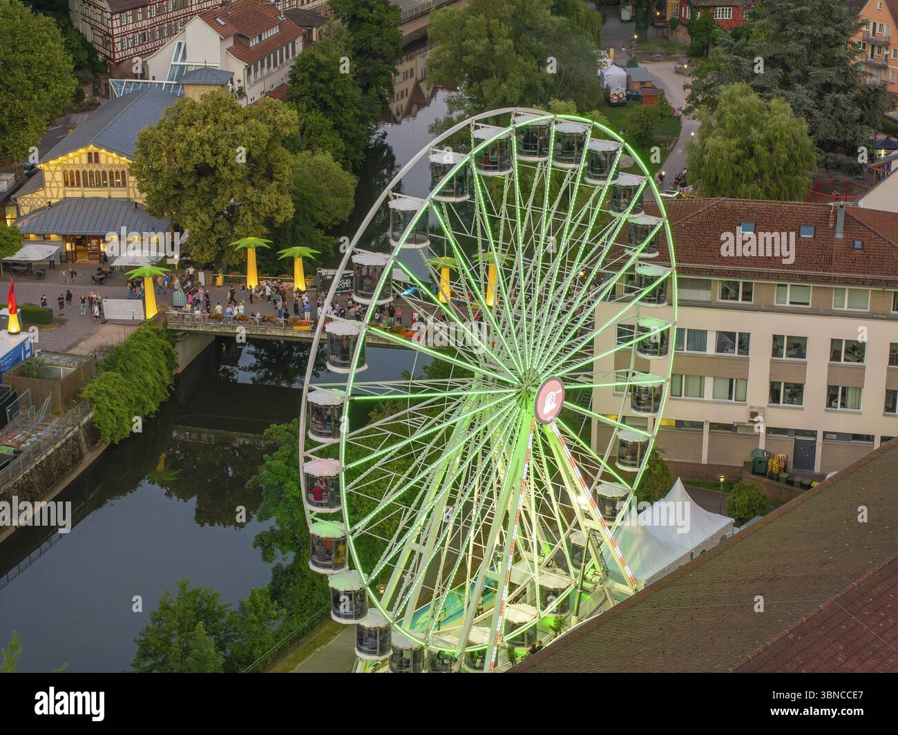 Ein grünes Riesenrad steht neben einer Brücke und einem Fluss, umgeben von Bäumen, 950 Jahre Calw, Deutschland, Europa Stockfoto
