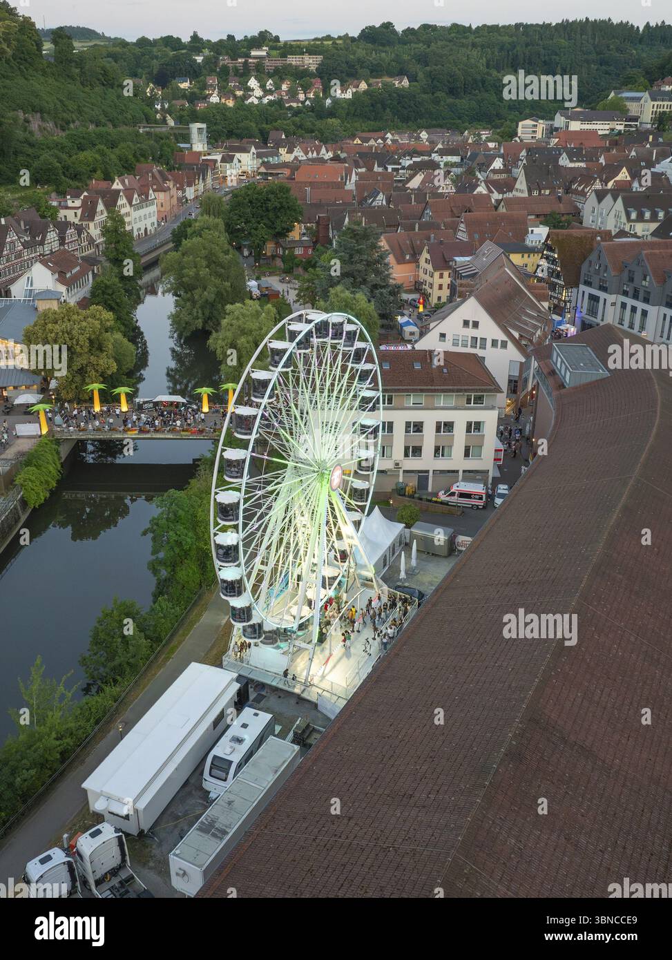 Riesenrad in einer Stadt mit Fluss und umliegenden Häusern aus der Luft, 950 Jahre Calw, Deutschland, Europa Stockfoto