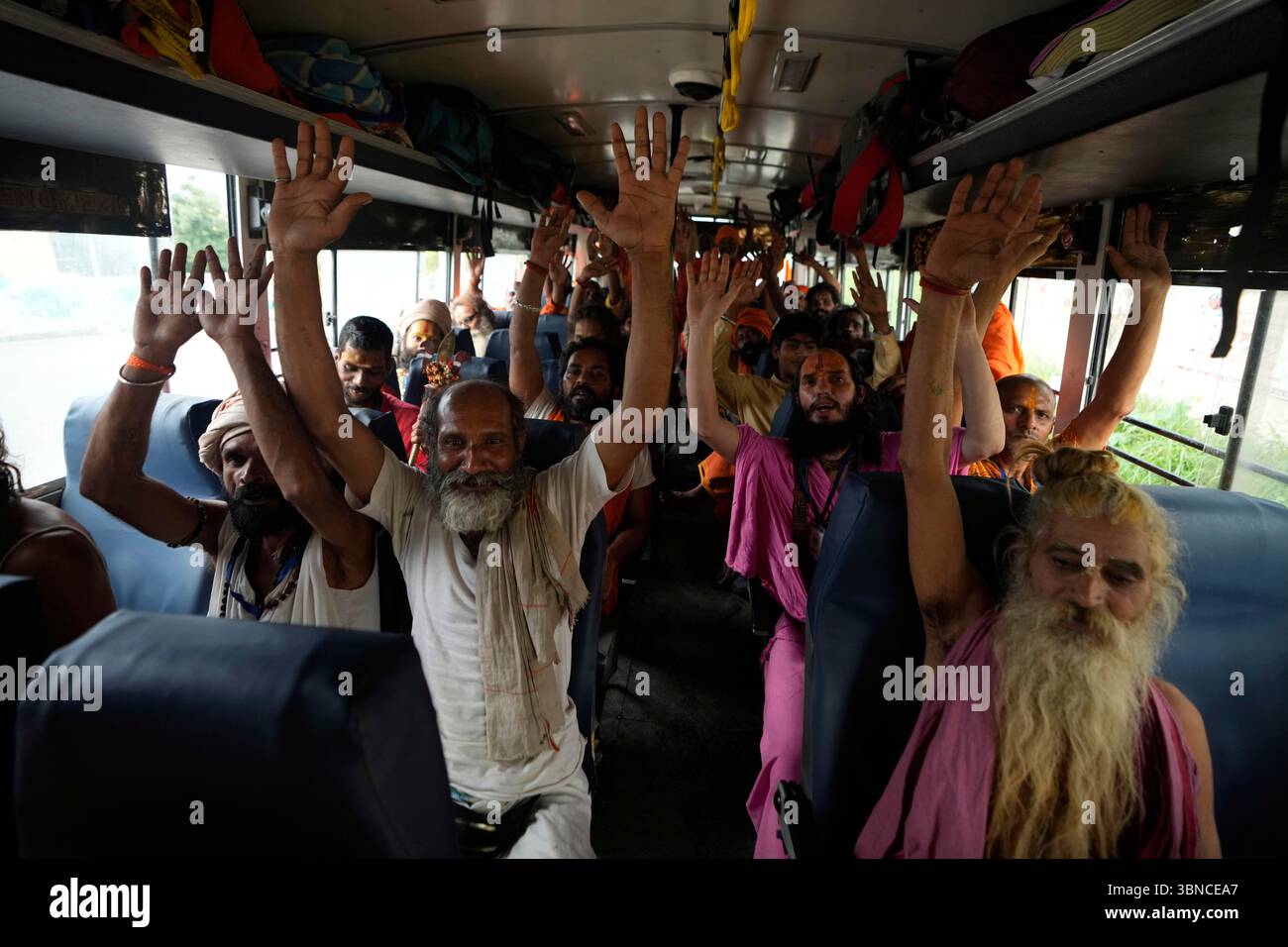 The first batch of holy men shout religious slogans before they leave for Amarnath Yatra, the annual Hindu pilgrimage to the Amarnath shrine, in Jammu, India, Wednesday, July 2, 2025.(AP Photo/Channi Anand) Stockfoto
