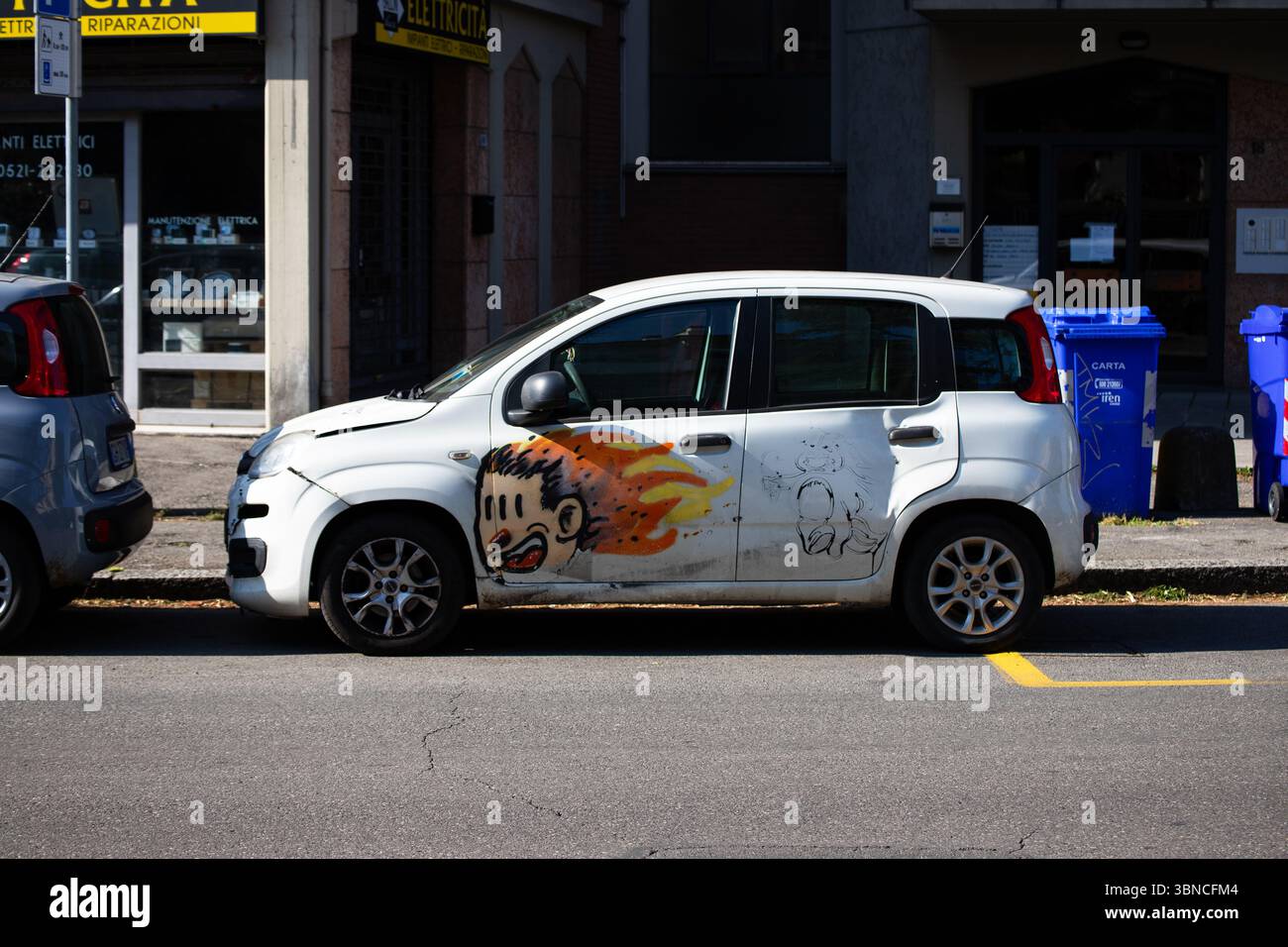Weißes Auto mit lebendiger Graffiti-Kunst, das auf einer städtischen Straße geparkt wird und einzigartige Anpassungen zeigt. Stockfoto Weißes Auto mit lebendiger Graffiti-Kunst, das auf einer städtischen Straße geparkt wird und einzigartige Anpassungen zeigt. Stockfoto