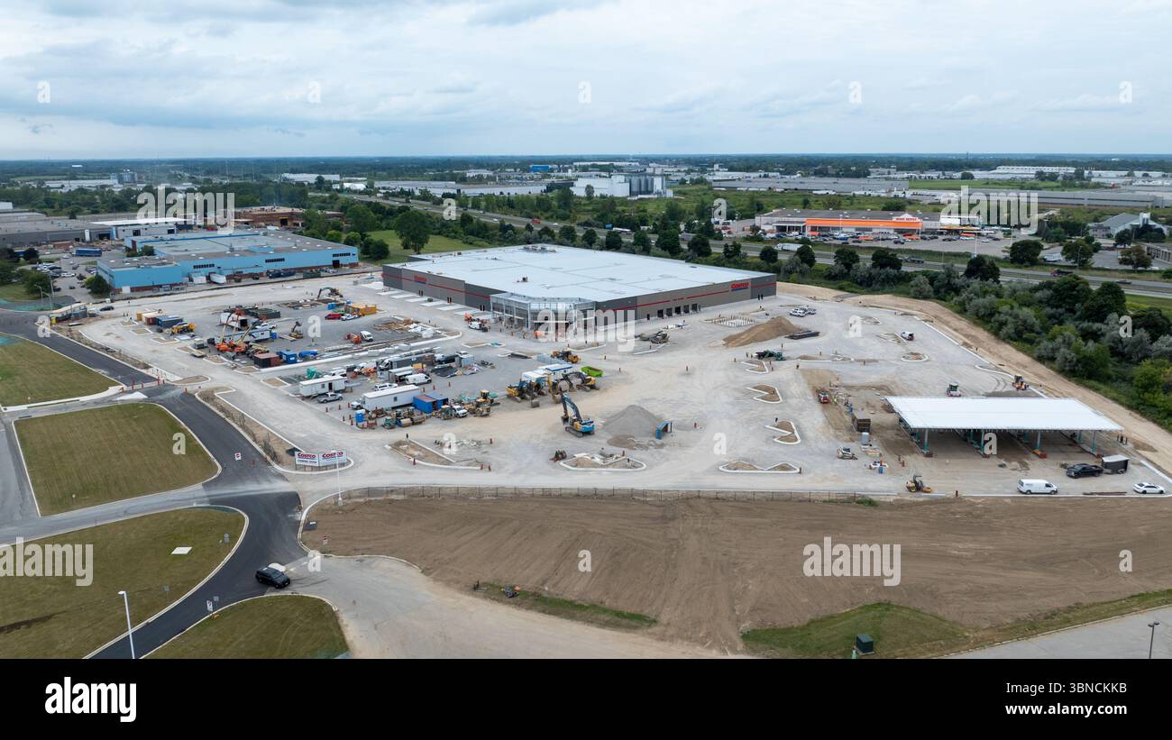 Ein Blick aus der Vogelperspektive auf ein Costco-Lagergebäude während des Baus. Stockfoto