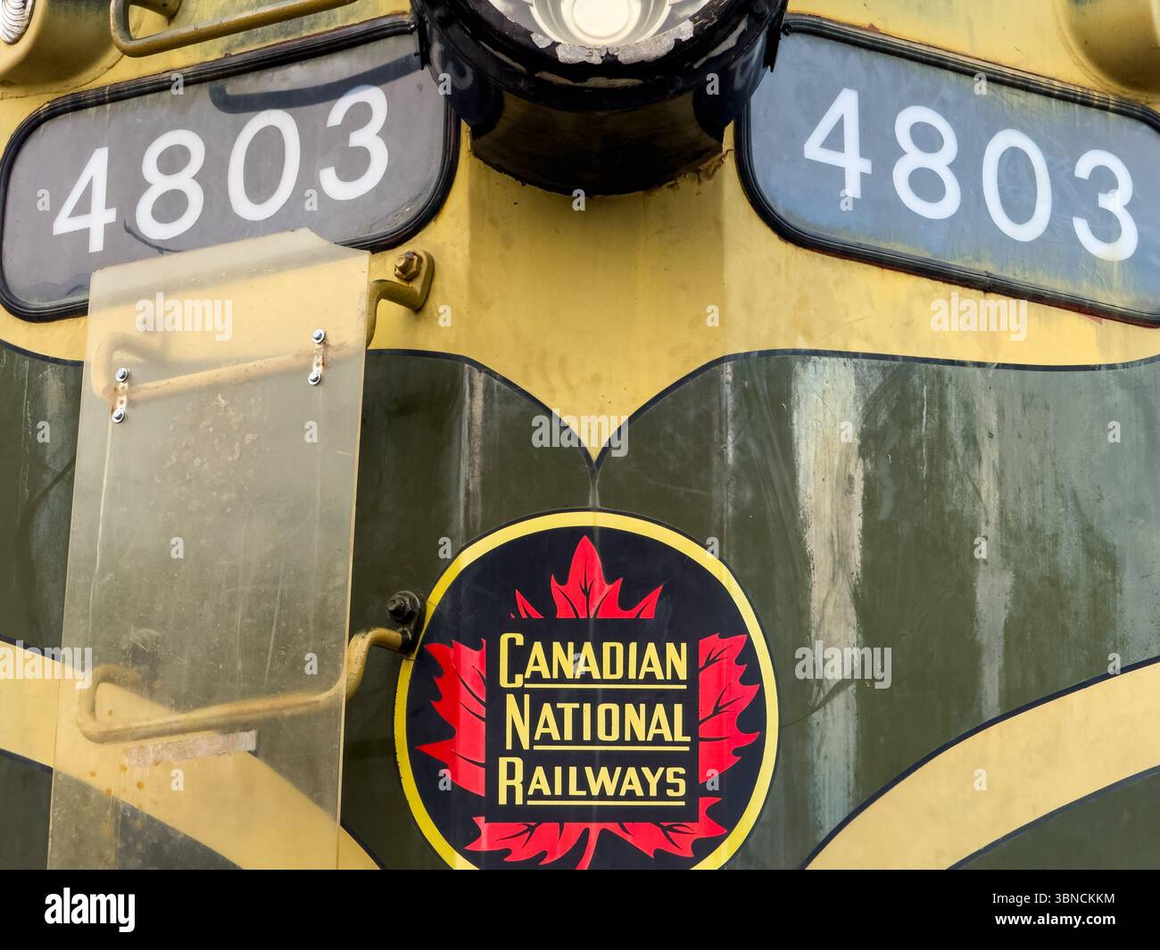 Das Vintage CN (Canadian National Railway) Logo auf der Vorderseite einer Zuglokomotive im Toronto Railway Museum. Stockfoto