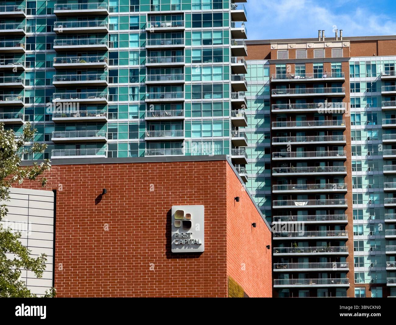 Das First Capital REIT Logo auf einem Bürogebäude in Toronto – einem Einzelhandelsunternehmen und einem der größten Einzelhandelsvermieter in Kanada. Stockfoto