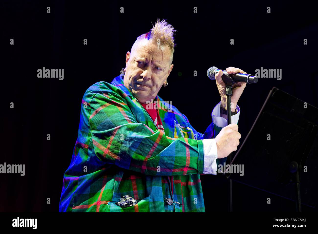 Warrington, Großbritannien. Juli 2025. John Lydon (ehemals Johnny Rotten) von Public Image Ltd (PIL) tritt live auf der Bühne während ihrer This Is Not the Last Tour in Parr Hall auf. Quelle: SOPA Images Limited/Alamy Live News Stockfoto