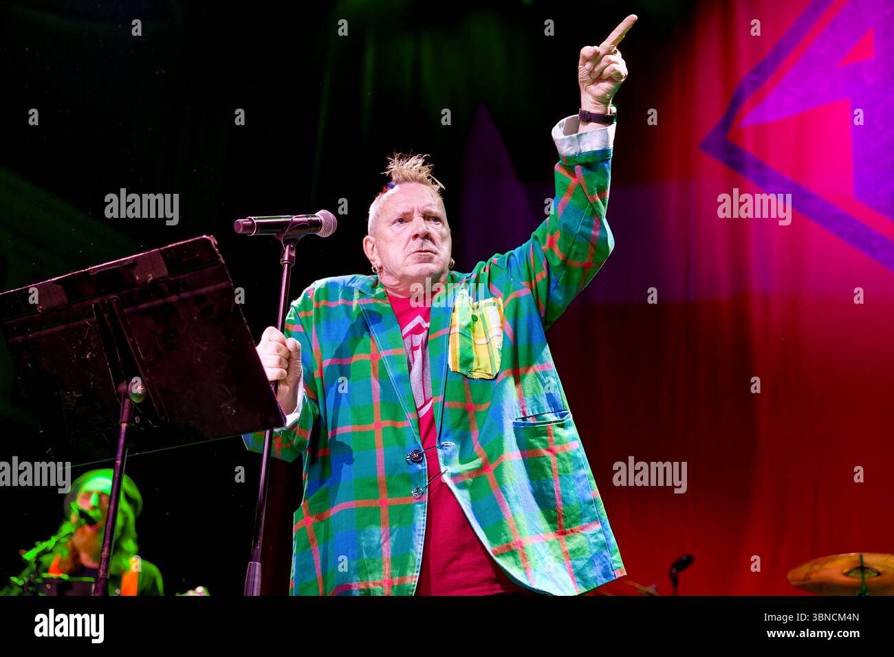Warrington, Großbritannien. Juli 2025. John Lydon (ehemals Johnny Rotten) von Public Image Ltd (PIL) tritt live auf der Bühne während ihrer This Is Not the Last Tour in Parr Hall auf. Quelle: SOPA Images Limited/Alamy Live News Stockfoto