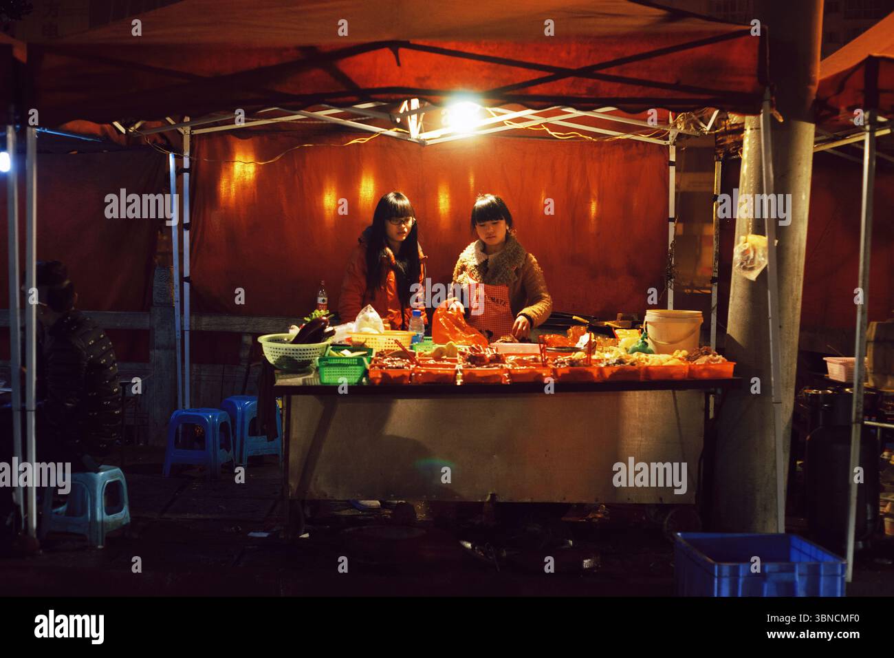 Street Food Stand in der Nacht in Duyun, Guizhou Stockfoto